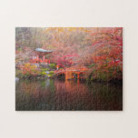 Japanischer Tempel Puzzle<br><div class="desc">Puzzle von einem schönen Teich und Tempel mit Abfall Blätter. Wählen Sie aus den verschiedenen verfügbaren Größen.</div>