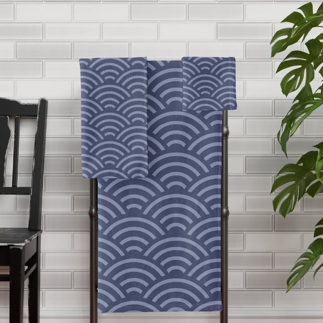 Japanisches Wellendruckmuster Blaues Badetuch Set (A modern take on the traditional Japanese Seigaiha wave print which will look fab in your bathroom)
