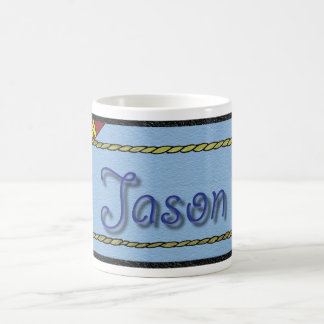Jason trägt Tasse zur Schau