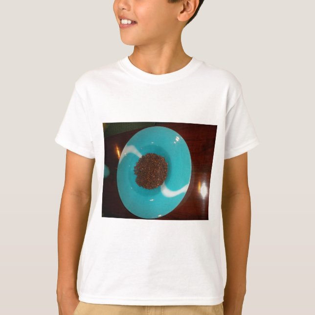Java Vibes: Kaffeebohnen und Cyan Blue Bowl Art T-Shirt (Vorderseite)