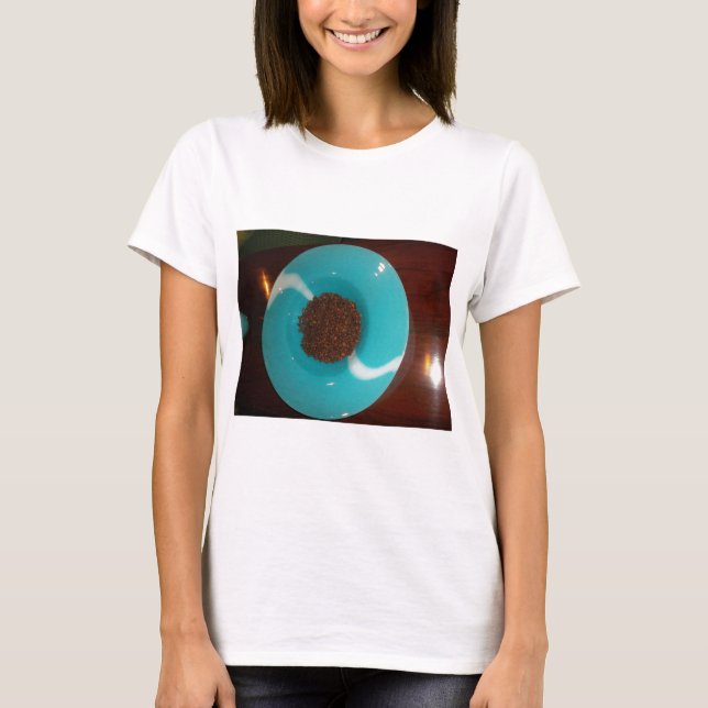 Java Vibes: Kaffeebohnen und Cyan Blue Bowl Art T-Shirt (Vorderseite)