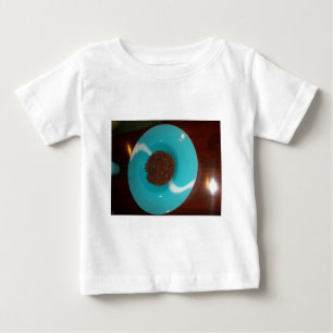 Java Vibes: Kaffeebohnen und Cyanblaue Schale Kuns Baby T-shirt