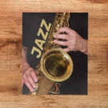 Jazzman Playing Gold Saxophon Puzzle<br><div class="desc">Für Jazzmusikfans! Ein herausforderndes Puzzle,  das das Foto eines Jazzmanns zeigt,  der sein uraltes,  goldfarbenes Tenorsaxophonhorn spielt,  zusammen mit dem in goldfarbenen Blockbriefen gedruckten Wort "JAZZ". Spaß für die ganze Familie! HINWEIS: Bild nicht für Quadrat-Rätselstil konzipiert.</div>