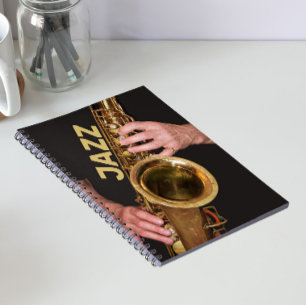 Jazzmusiker spielt goldenes Saxophon Notizblock