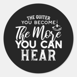 Je leiser man wird, desto mehr kann man Schwarz hö Runder Aufkleber