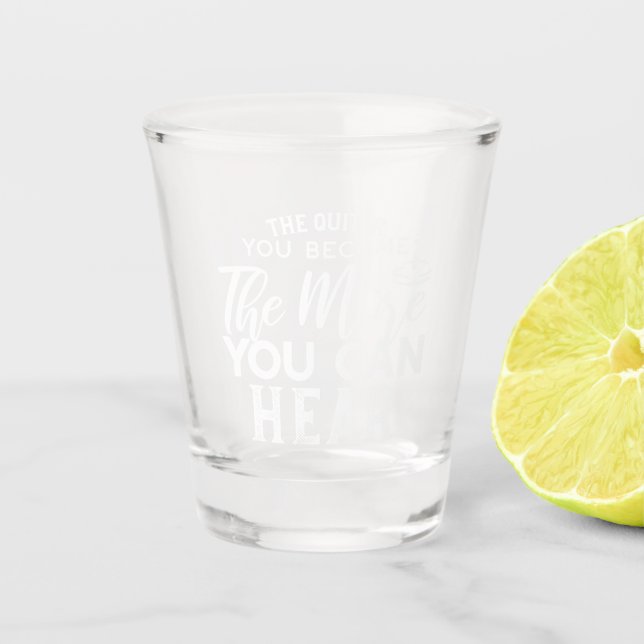 Je leiser man wird, desto mehr kann man Schwarz hö Schnapsglas (Vorderseite)