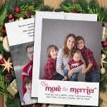 Je mehr das Merrier New Baby 2 Foto Feiertagskarte<br><div class="desc">Umso mehr die Merrier Baby Ankündigung Weihnachtskarte mit einfachem Foto und verziertem typografischem Design. Je mehr das Merrier in zeitgenössischer Schrift geschrieben wird und die Fotovorlage ist für Sie das Set, 2 Fotos hinzuzufügen, eines auf der Vorderseite und eines auf der Rückseite. Sie können auch Ihren personalisierten Urlaubssegment hinzufügen und...</div>