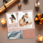 Je mehr das Merrier Rust Geburt Ankündigung Foto<br><div class="desc">Eine moderne Urlaubskarte als neutrale Geburtsankündigung in heller Terrakotta auf der Vorderseite und dunkel auf der Rückseite mit einer schlichten minimalen Botschaft "Je mehr der Bessere" beinhaltet Vorlagen für 2 Fotos auf der Vorderseite und 1 auf der Rückseite Persönlich mit Ihren Namen, kurze Nachricht auf der Vorderseite und auf der...</div>