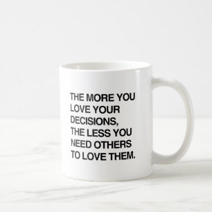 JE MEHR DU DEINE ENTSCHEIDUNGEN LIEBST.png Tasse