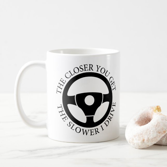 Je Nah, desto langsamer fahre ich sarkastisch Kaffeetasse (Mit Donut)