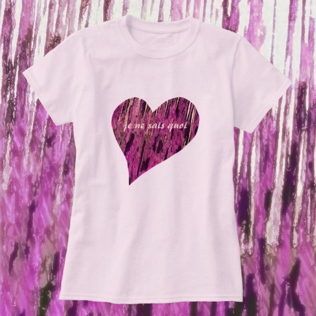 Je Ne Sais Quoi Pink Heart Chic T - Shirt (Von Creator hochgeladen)