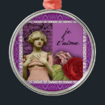 Je T'aime Lila Romantic Girl Vintag Collage Ornament Aus Metall<br><div class="desc">Je T’aime Lila Romantic Girl Vintag Collage Dies ist eine Collage lila aus einem hübschen Vintagen Lady Foto,  das gefärbt wurde und Rose mit den Worten Je T’aime - Ich Liebe Sie auf Französisch. Vintager Hintergrund und ein verzierter lila und Lavendelrand. Von Lark Designs entworfen</div>