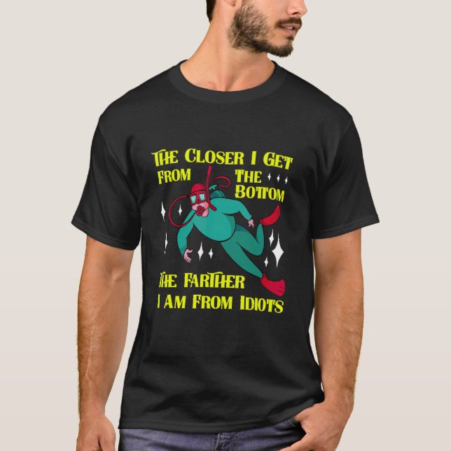 Je weiter ich von der Idioten-Scuba bin T-Shirt (Vorderseite)