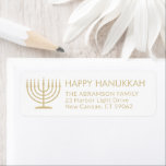 Jede Text Menorah Gold Hanukkah Rücksendeadresse<br><div class="desc">Fügen Sie die perfekte Hanukkah Kartenbearbeitung Touch mit diesen eleganten Rücksendeadressen-Aufklebern in Weiß und Gold hinzu. Das Gold ist nicht metallisch bedruckt, keine Folie. Jeder Text kann leicht mit jedem Gruß, Namen und jede Adresse angepasst werden. Das Design besticht durch eine einfache Menorah mit hellen Kerzen und eine schicke, moderne...</div>