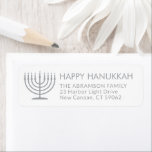 Jede Text Menorah White Hanukkah Rücksendeadresse<br><div class="desc">Fügen Sie die perfekte Hanukkah Kartenbearbeitung Touch mit diesen eleganten Rücksendeadressen-Aufklebern in Weiß und Grau hinzu. Jeder Text kann leicht mit jedem Gruß,  Namen und jede Adresse angepasst werden. Das Design besticht durch eine einfache Menorah mit hellen Kerzen und eine schicke,  moderne Typografie. Happy Hanukka!</div>