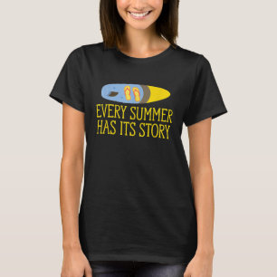 Jeden Sommer gibt es ein Surfbrett mit Story Beach T-Shirt