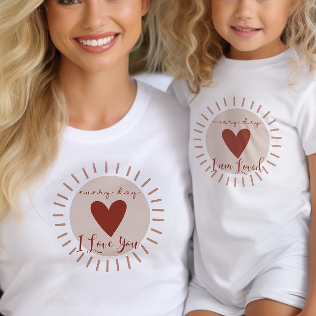 Jeden Tag bin ich geliebt Boho Heart Sun Matching Kleinkind T-shirt (Mommy and Me tees with boho radiating love design .. mom and kid shirts sold separately)