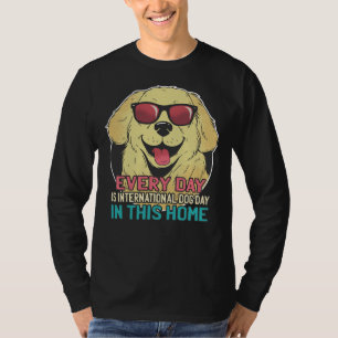 Jeden Tag gibt es den Goldenen Tag des Hundes T-Shirt