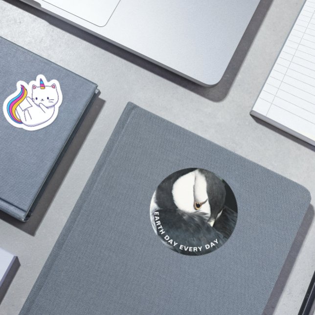 Jeden Tag Horned Puffin Foto Runder Aufkleber (In Situ Book)