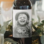 JEDER Geburtstag Chic White Typografy Foto Party Weinetikett<br><div class="desc">Fügen Sie eine elegante personalisierte Touch zu den Geburtstagsgeschmack-Dekorationen mit stilvollen Foto-Weinflaschen-Etiketten hinzu. Die Bilder und der Wortlaut auf dieser Vorlage sind einfach zu anpassen. (IMAGE PLACEMENT TIP: Eine einfache Möglichkeit, ein Foto genau so zu positionieren, wie Sie es gewollt haben, besteht darin, es einzuschneiden, bevor Sie es auf die...</div>