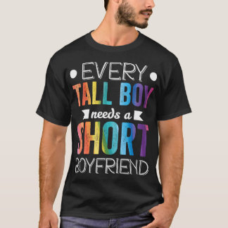 Jeder große Junge braucht Kurzen Freund Lgbt Valen T-Shirt