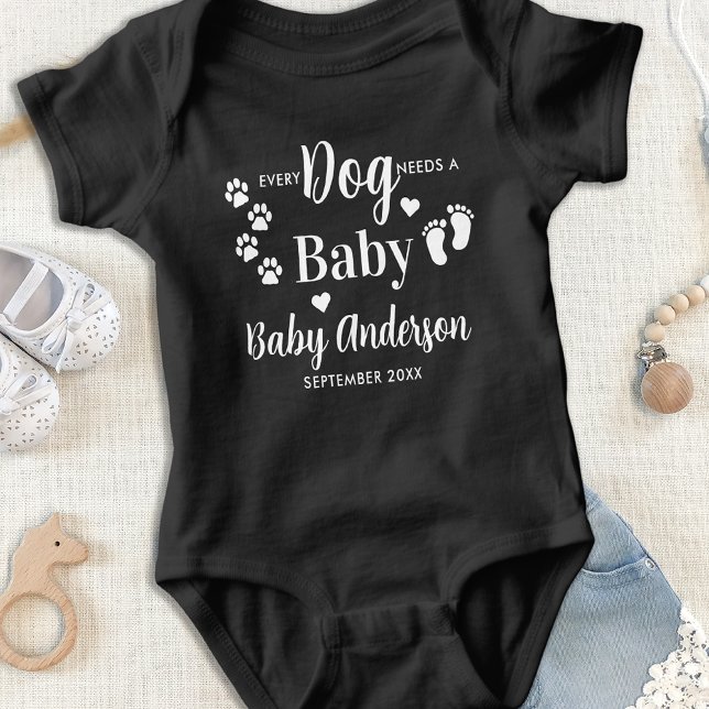 Jeder Hund benötigt einen Baby Pregnancy Announcem Baby Strampler (Von Creator hochgeladen)