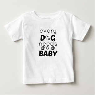Jeder Hund braucht ein Baby für Jungen und Mädchen T-shirt