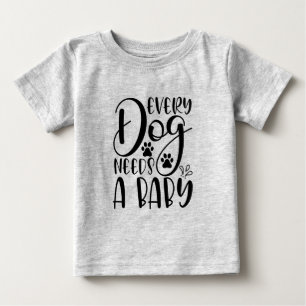 Jeder Hund braucht eine Schwangerschaftsankündigu Baby T-shirt