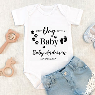 Jeder Hund braucht eine Schwangerschaftsankündigun Baby Strampler