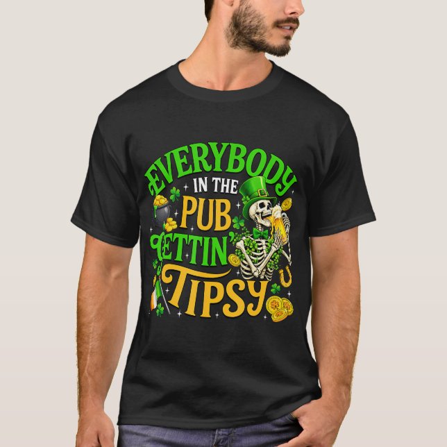 Jeder im Pub wird an St. Patrick's Day betrunken T-Shirt (Vorderseite)