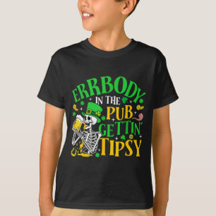 Jeder im Pub wird an St. Patrick's Day betrunken T-Shirt