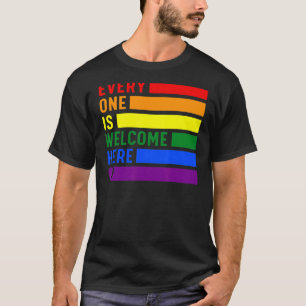 Jeder ist hier willkommen. Rainbow Lgbtq Pride Tra T-Shirt