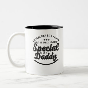 Jeder kann Vater sein, aber es braucht jemanden Zweifarbige Tasse