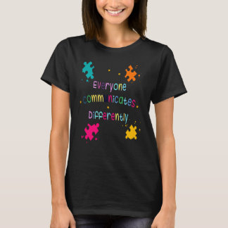 Jeder kommuniziert anders Autismus-Bewusstsein T-Shirt