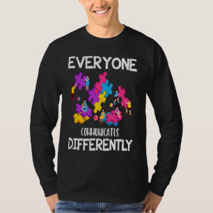 Jeder kommuniziert anders Autismus Sonderpädagogik T-Shirt