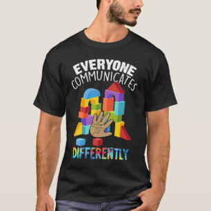 Jeder kommuniziert anders Autismus Sonderpädagogik T-Shirt