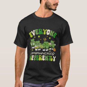 Jeder kommuniziert anders Autismus St Patric T-Shirt