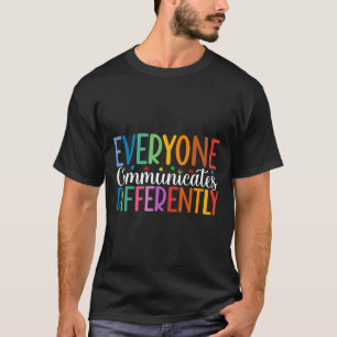Jeder kommuniziert anders über Autismus-Bewusstsei T-Shirt