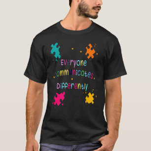 Jeder kommuniziert anders über Autismus-Bewusstsei T-Shirt