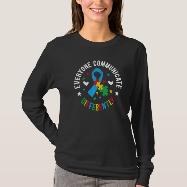 Jeder kommuniziert anders über Autismus-Bewusstsei T-Shirt (Vorderseite)
