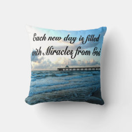 JEDER TAG IST EIN KRAKEL VON GOTT. KISSEN