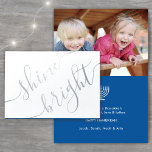 Jeder Text Hanukkah Simple Shine Bright Silver Rea<br><div class="desc">Wünschen Sie Familie und Freunde die einfachen Geschenke von Licht und Liebe für die Hanukah mit dieser eleganten silber echten Folie gefaltet Karte. Alle Texte auf dieser Vorlage (einschließlich "Shine Bright" auf der Vorderseite) sind einfach zu anpassen, um jede Formulierung. Das blaue, weiße und silberne Design mit handgeschriebenen Schriftzeichen, moderner...</div>