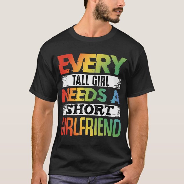 Jedes große Mädchen braucht Kurze Freundin Lgbt Va T-Shirt (Vorderseite)
