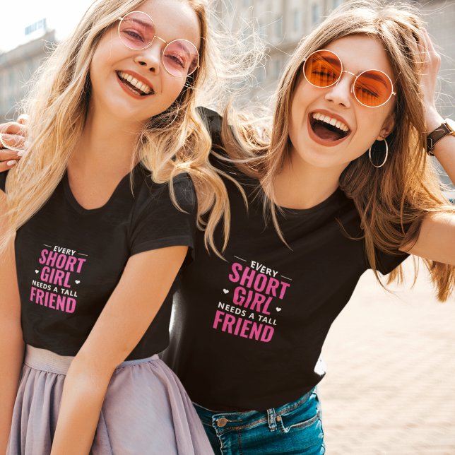 Jedes Kurze Mädchen braucht einen großen Freund T-Shirt (Von Creator hochgeladen)