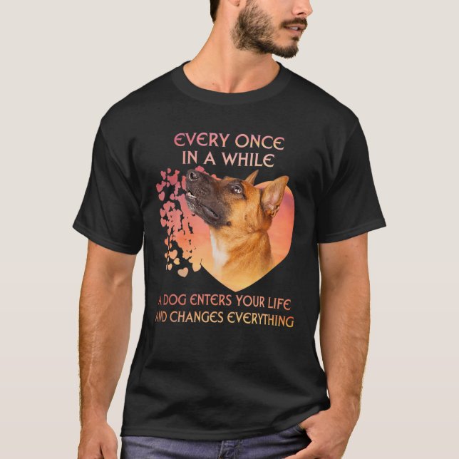 Jedes Mal kommt ein belgischer Malinoi auf dich. T-Shirt (Vorderseite)