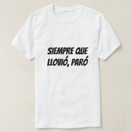 Jedes Mal, wenn es regnete, hörte es auf Spanisch  T-Shirt