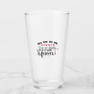 Jedes Mal, wenn Sie für immer Liebe haben, ein Ges Glas