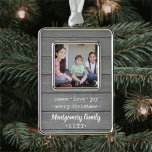 Jedes Text-2-Foto Moderne Grauholzfamilie Rahmen-Ornament Silber<br><div class="desc">Feiern Sie mit diesem maßgeschneiderten Imitat aus Foto, das aus rechteckigem Metall besteht. Das Bild und alle Formulierungen auf dieser Vorlage sind einfach zu personalisieren. Wenn gewünscht, ändern Sie "Peace Liebe Joy Merry Christmas" zu einem beliebigen Zitat oder Sprichwort. Das moderne Bauerndesign besticht durch einen rustikalen, grauen Imitat-Holzhintergrund, eine stilvolle...</div>