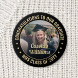 Jedes Text-Abschluss-Foto elegant Schwarz und Gold Button<br><div class="desc">Sprechen Sie mit Glückwunsch und zeigen Sie Ihren Stolz auf den Absolvent mit coolen personalisierten Foto-Buttons / Abzeichen. (IMAGE PLACEMENT TIP: Eine einfache Möglichkeit, ein Foto genau so zu zentrieren, wie Sie es gewollt haben, ist es, es einzuschneiden, bevor Sie es auf die Zazzle-Website hochladen.) Der gesamte Text ist einfach...</div>