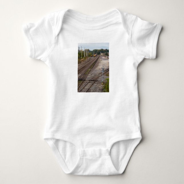 Jeff City Railroad Tracks Baby Strampler (Vorderseite)